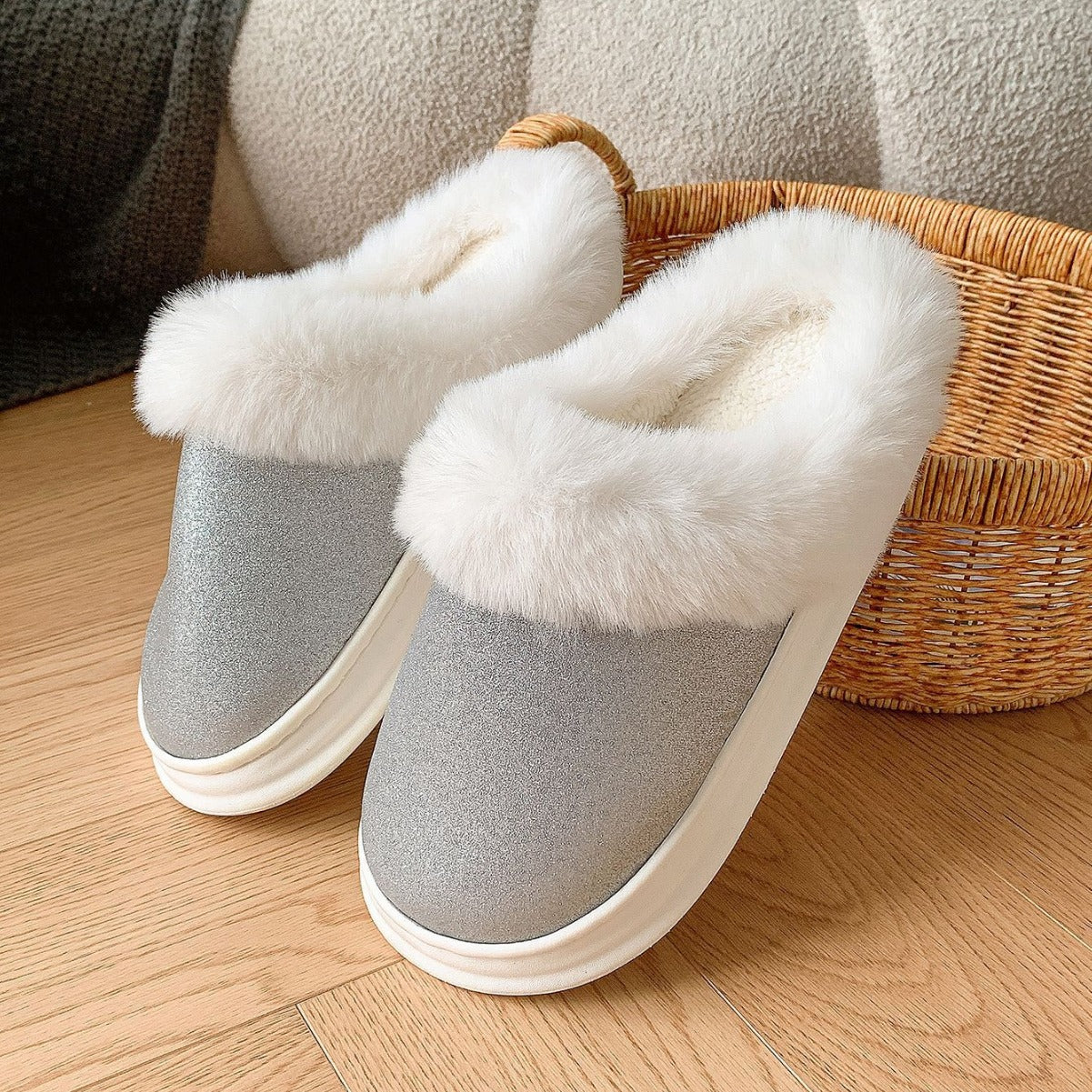 Warm indoor slippers with sequined finish