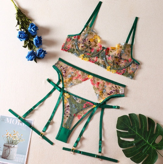 • Embroidered lace lingerie set with underwire bra and matching bottom