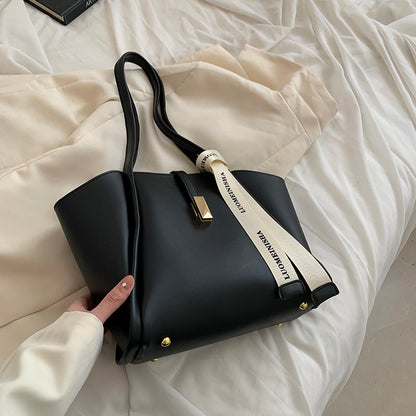 Black large capacity tote bag with simple modern style