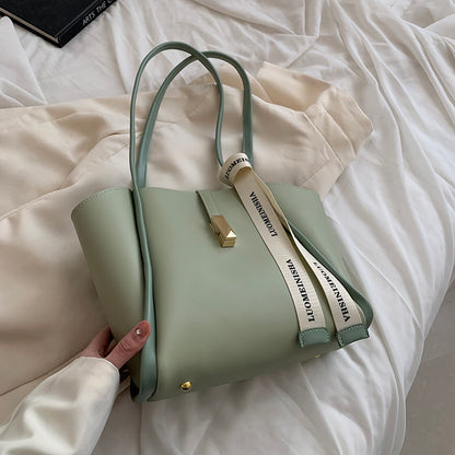 Green large capacity tote bag with simple modern style