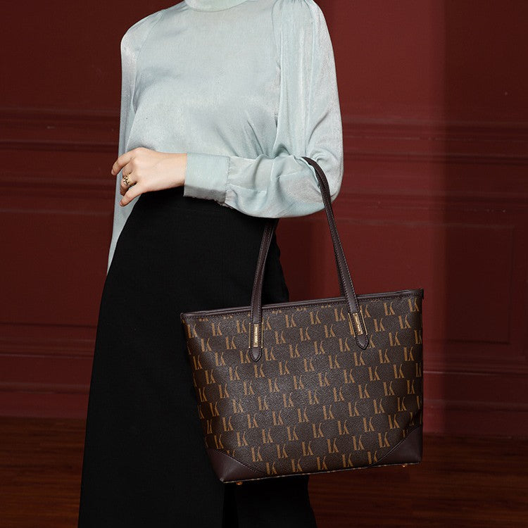 Letter printing detail on personalized women’s tote bag