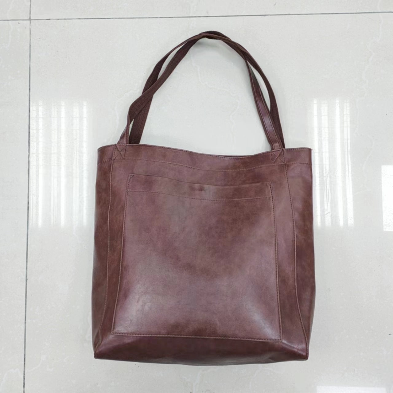 Skin-texture finish detail on retro large capacity women’s tote bag